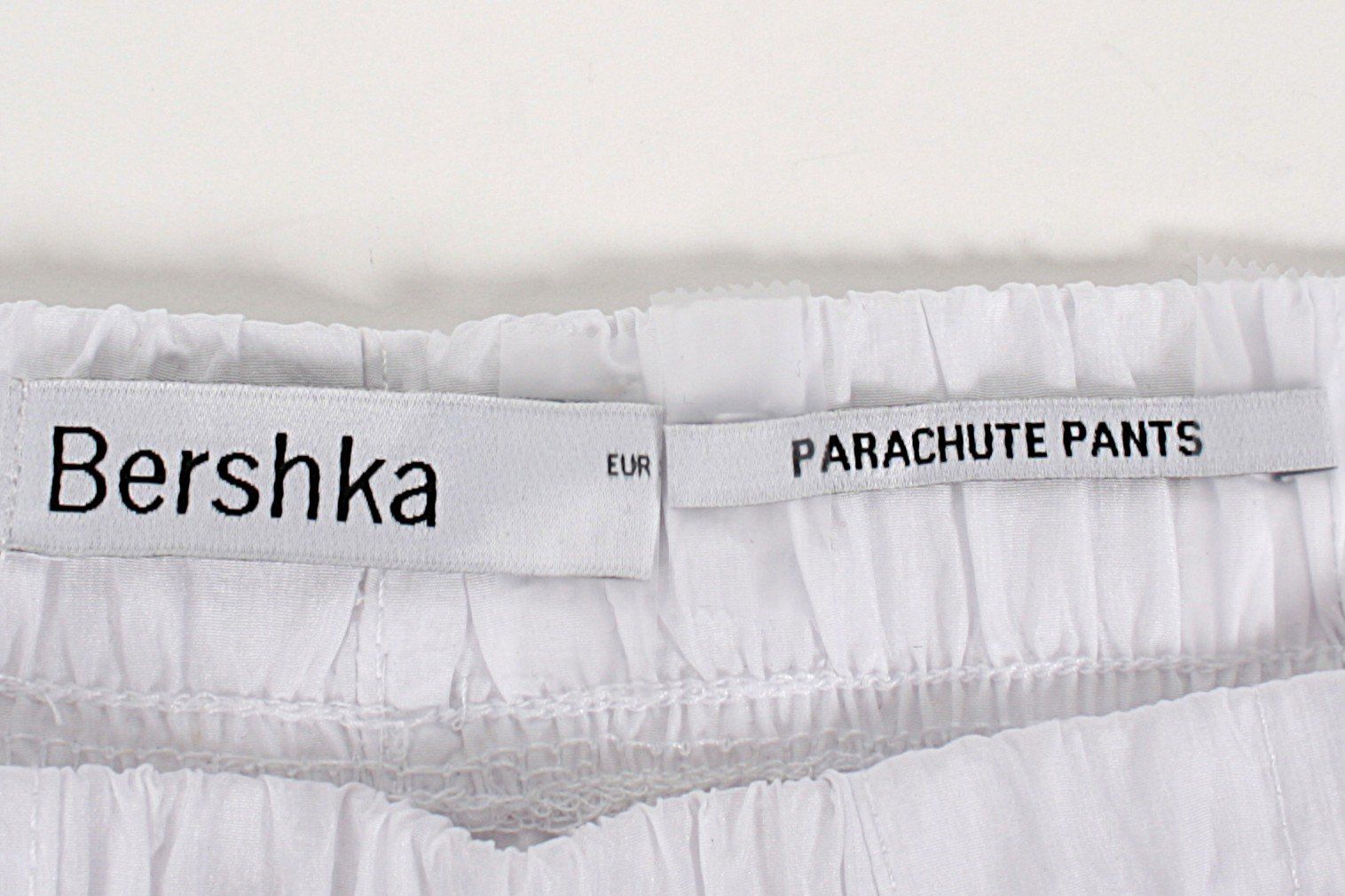 Bershka Pantaloni: BERSHKA Parachute Pants weiss S – Usato da Zollikofen venduto da Restwert_Zollikofen 2