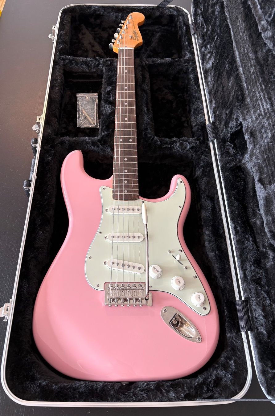 Squier Strumenti musicali: Squier Stratocaster Classic Vibe 60s - Shell Pink – Usato da Luzern venduto da MusikElektronikShop