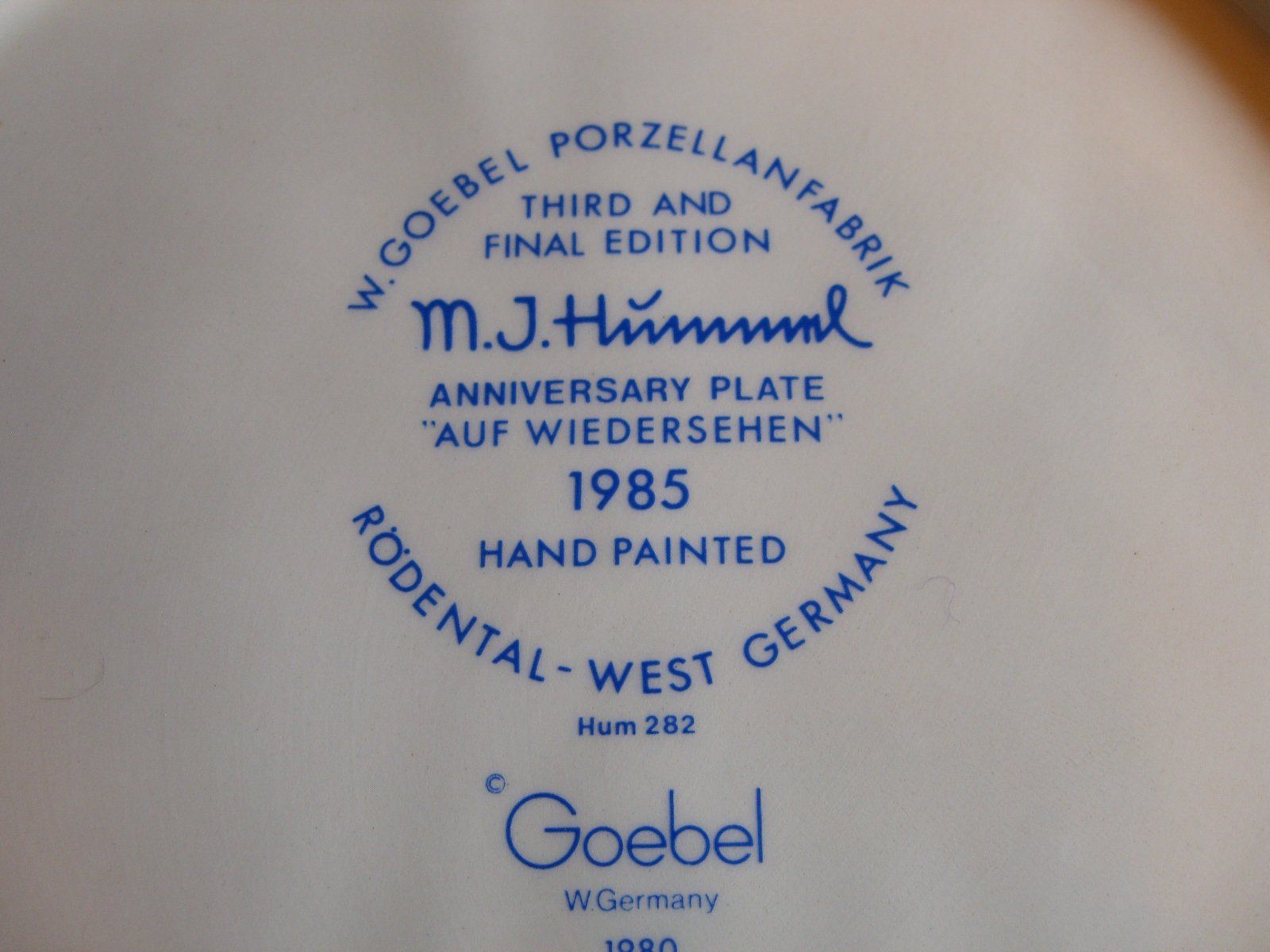 Piatti: Sammelteller von M.I. Hummel/Goebel, 1985, "Auf Wiedersehn" – Usato da Winterthur venduto da Ghandi5 5