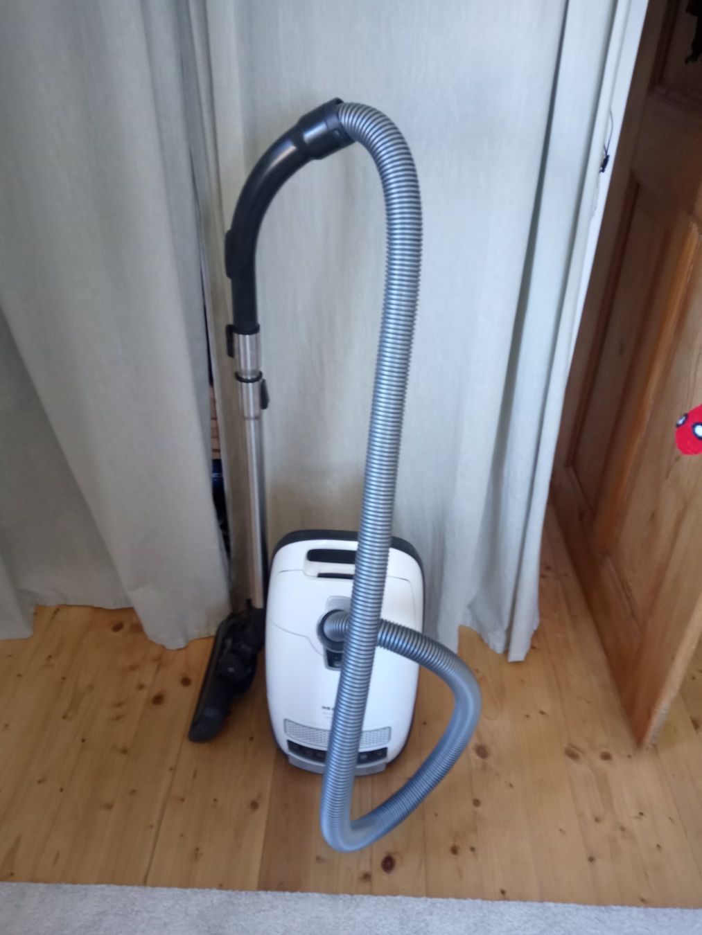 Miele Aspirapolveri & Accessori: Staubsauger Miele C3 Silence  Ecoline – Usato da Prez-vers-Siviriez venduto da Monija70
