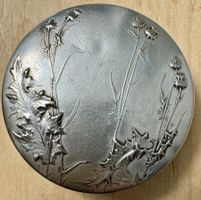 Alte Blechdose Metalldose m. geprägten Blumen KLAUS Le Locle