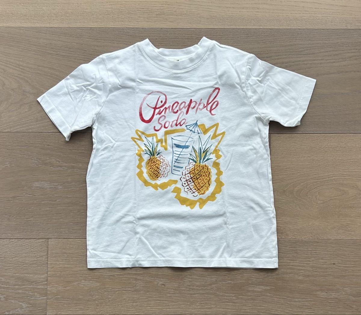 H&M T-shirt: H&M Pineapple Soda Graphic T-Shirt – Usato da Zug venduto da mbe_t5j2