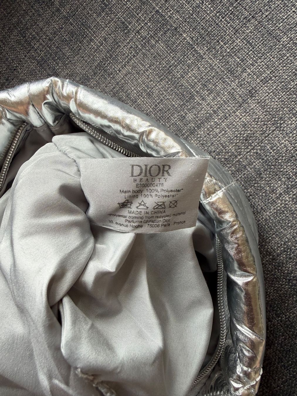 Dior Sacs: Dior Silver Quilted Cannage Pouch – Neuf avec emballage d'origine à Luzern par sas_r89l 5