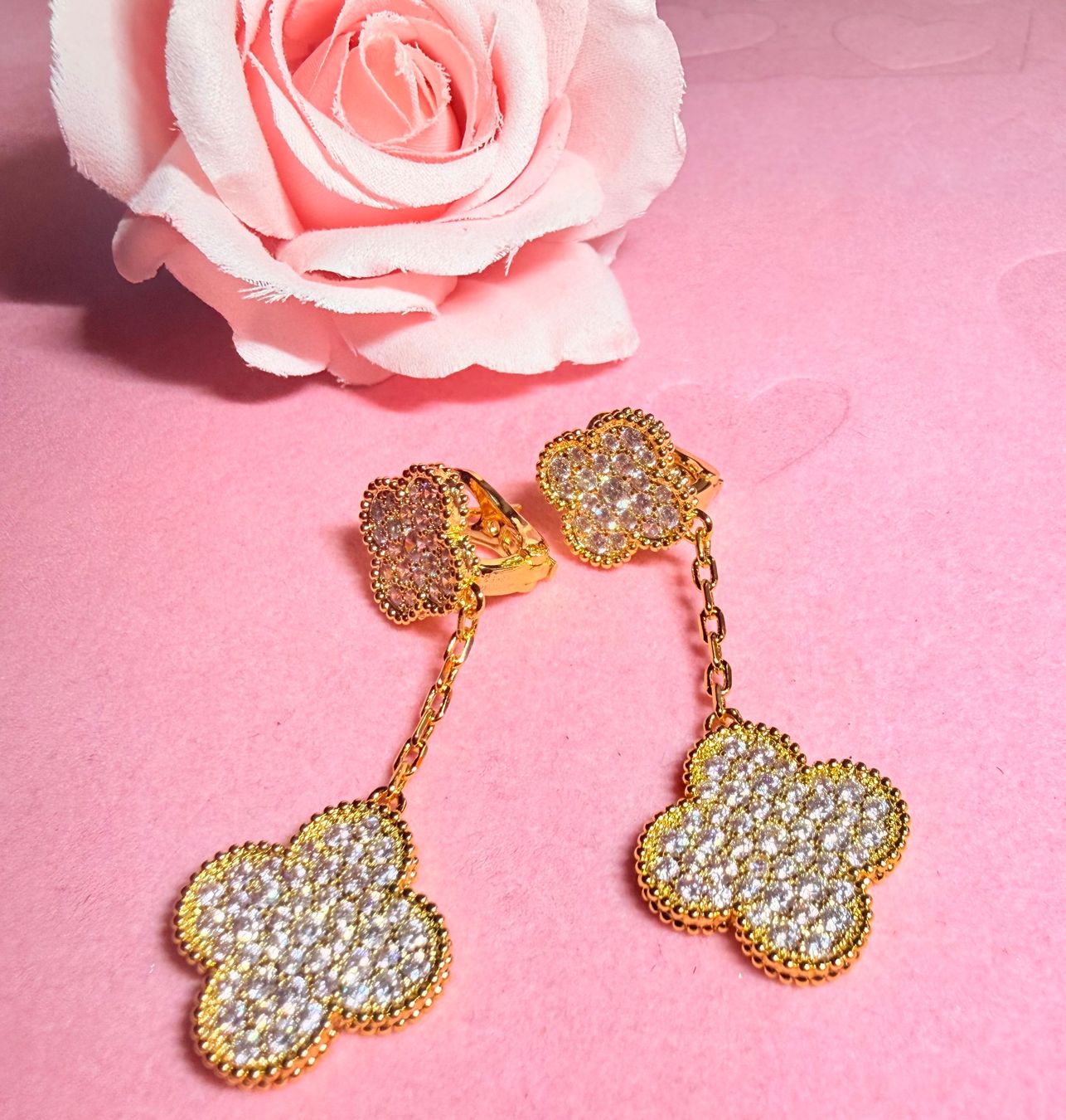 Orecchini pendenti & Orecchini a lobo: Paire de boucles d'oreilles trèfle full diamond – Nuovo e nell'imballaggio originale da St-Maurice venduto da Sandrinette123 4