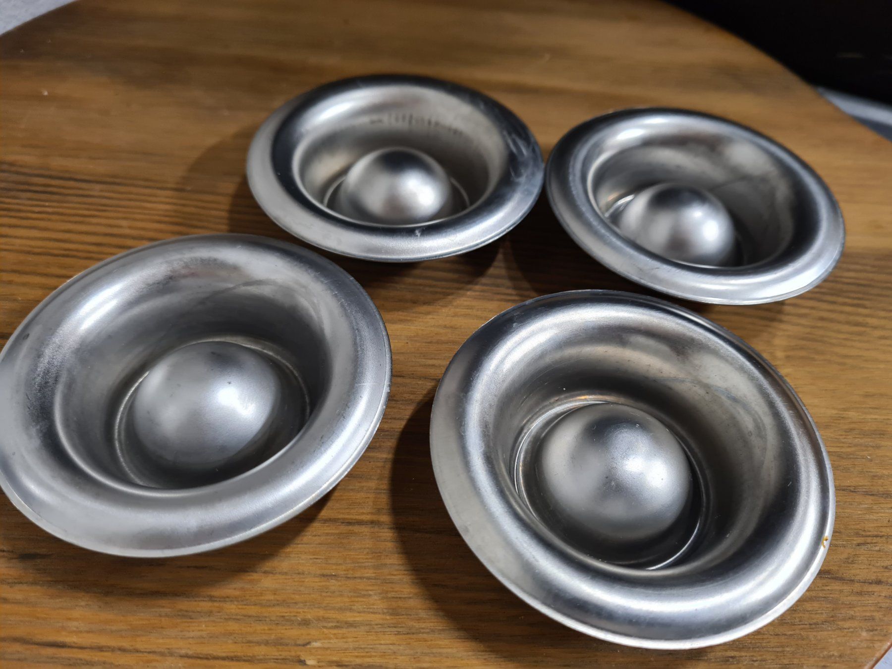Geschirr: Küchen Utensilien/ 4 Edelstahl Eierbecher – Gebraucht aus Amriswil von  2