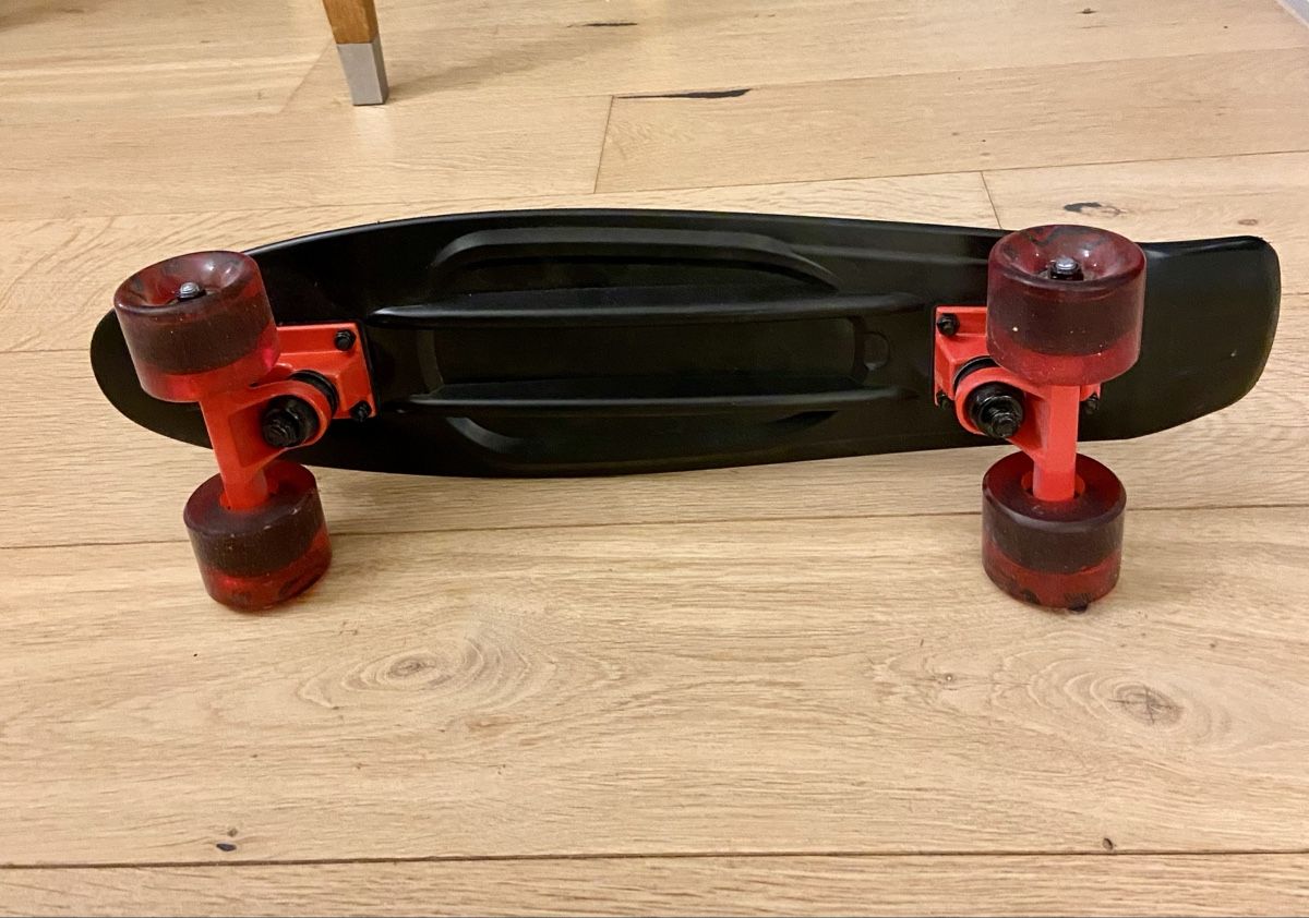Slide Skateboards: Cooles Slideboard, schwarz mit roten Rädern – Usato da Hinwil venduto da Claucat 2
