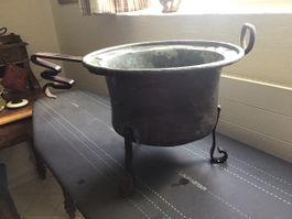 Chaudron en cuivre ancien sur pieds, avec manche 