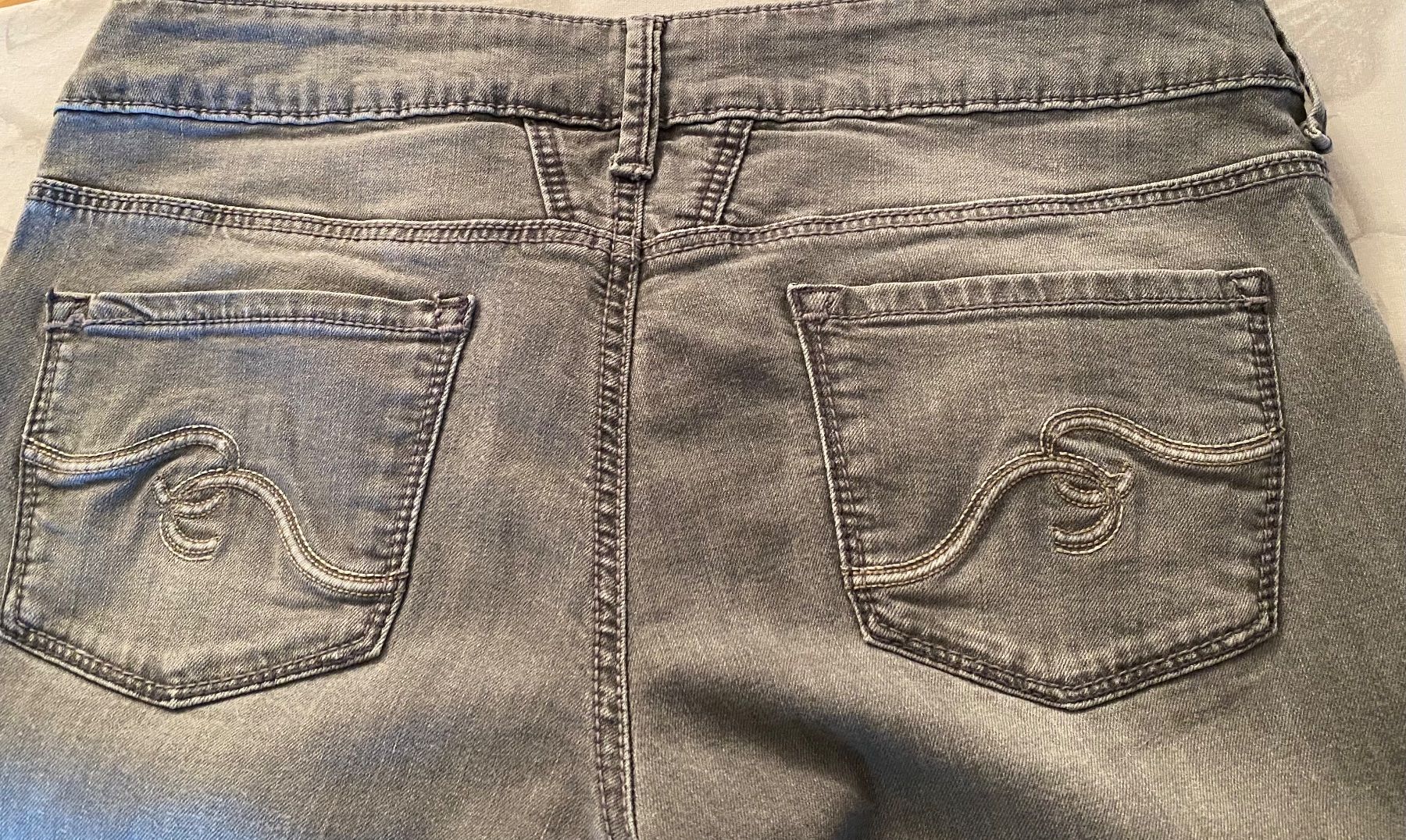 Jeans: Jeans in Grau, Gr. 40/42 – Usato da Zürich venduto da Maria2021 2