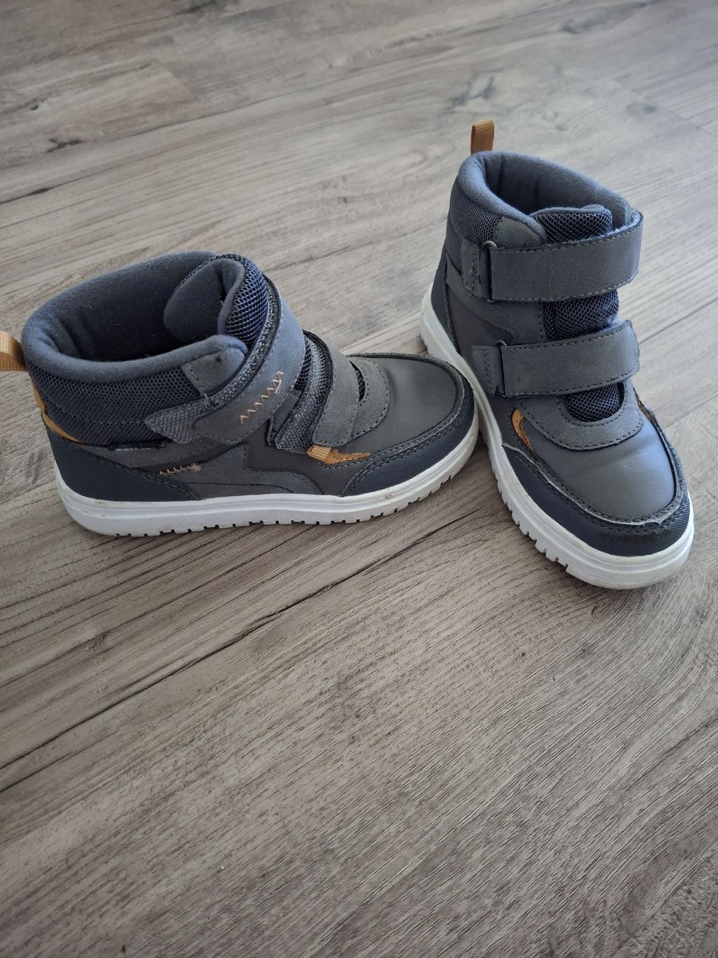 Chaussures garçon: Kinderstiefel Grau Grösse 29 – D'occasion à Winterthur par Ausmisten2026