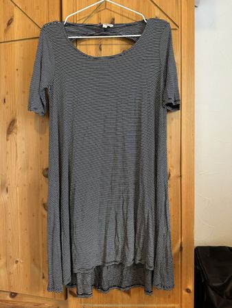 Schönes gestreiftes Sommerkleid Gr. XS mit Rückenausschnitt