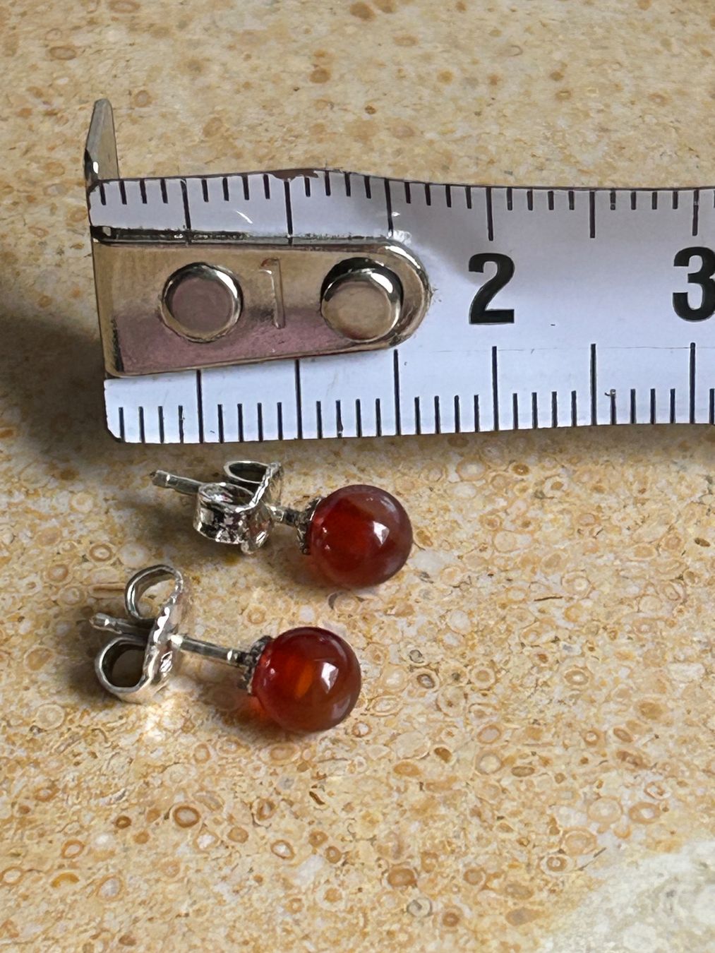 Orecchini pendenti & Orecchini a lobo: Silberohrenstecker mit rotem Stein – Usato da Dittingen venduto da Bellevista 7