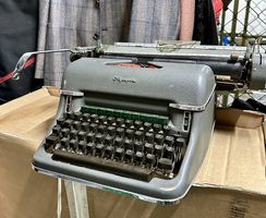 Macchina da scrivere Olympia modello vintage anni 60