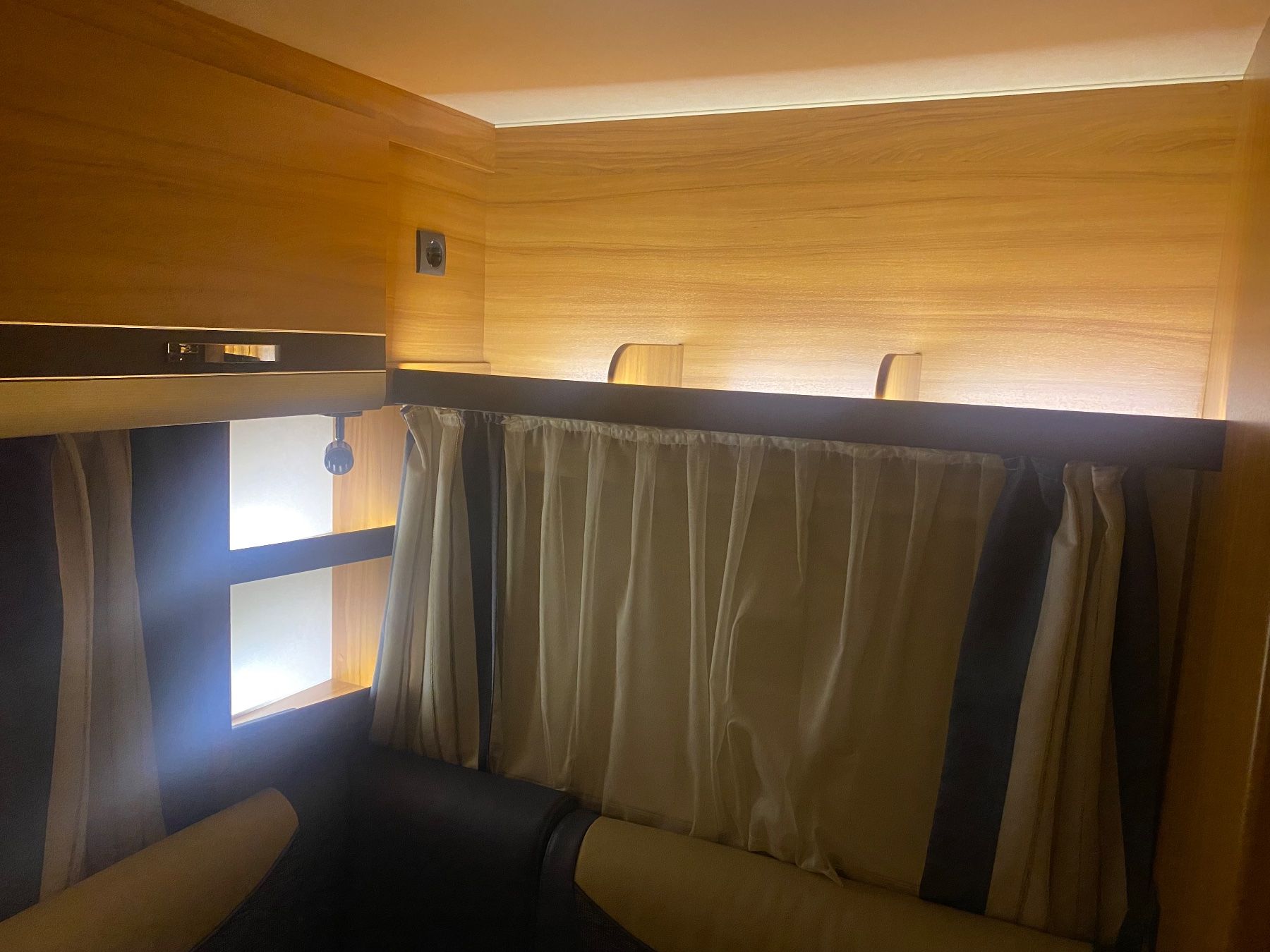 Weinsberg Camping Fahrzeuge: Zu vermieten - Top ausgestatter Wohnwagen – Gebraucht aus Buochs von Cessna402 4