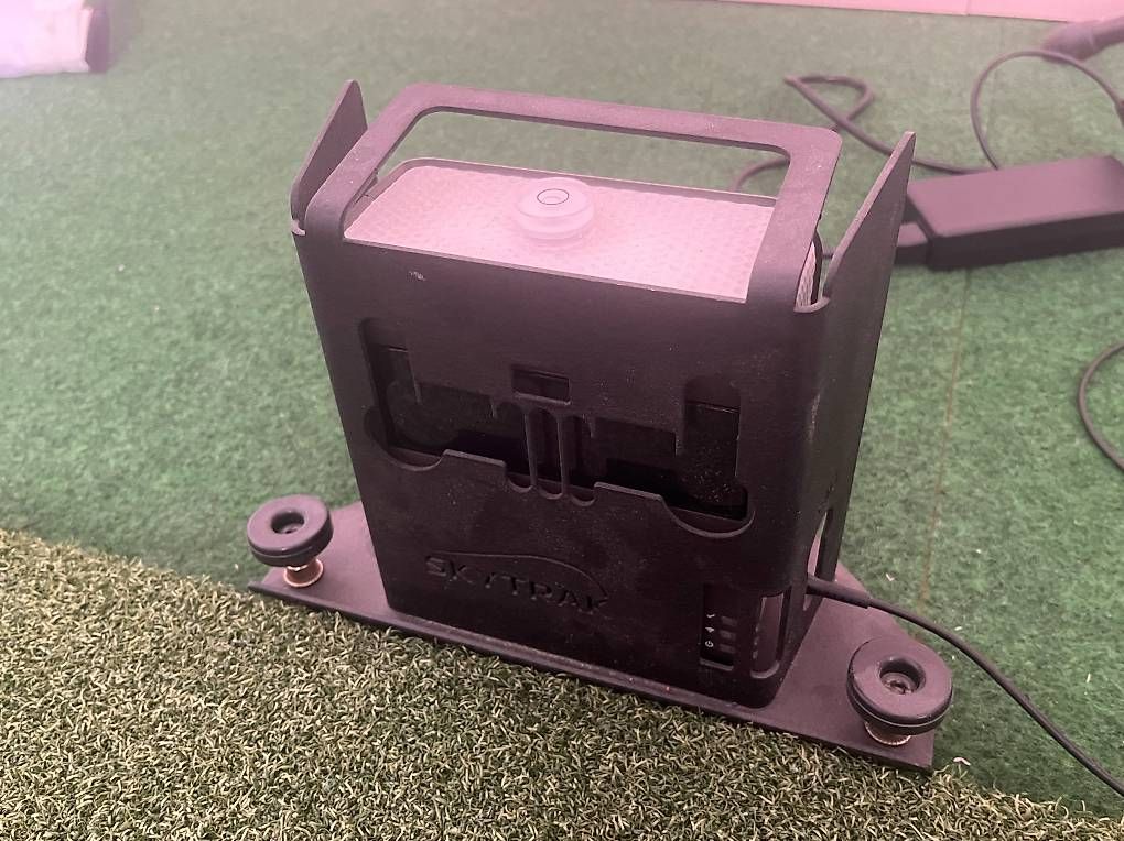Mobilhome:     SkyTrak Indoor Golfsimulator mit einfahrbarer Leinwand – Usato da Zürich venduto da Galvan 2