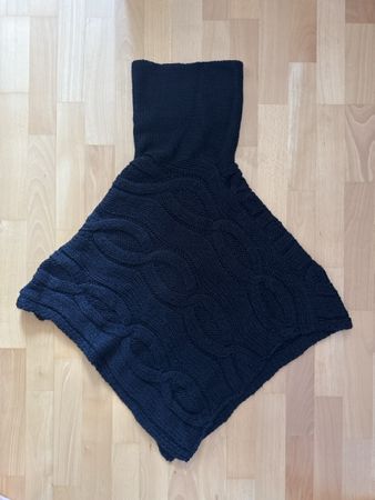 Schwarzer Poncho
