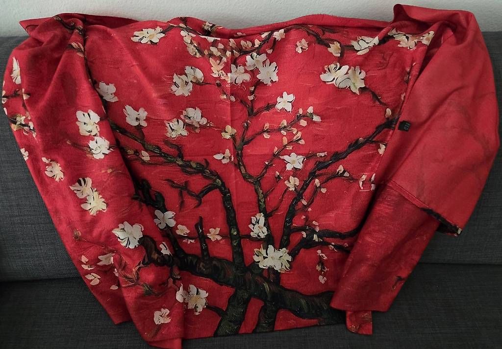 Foulard & Sciarpe: Roter Schal mit Kirschblütenmuster – Usato da Thalwil venduto da and_fdf5 2