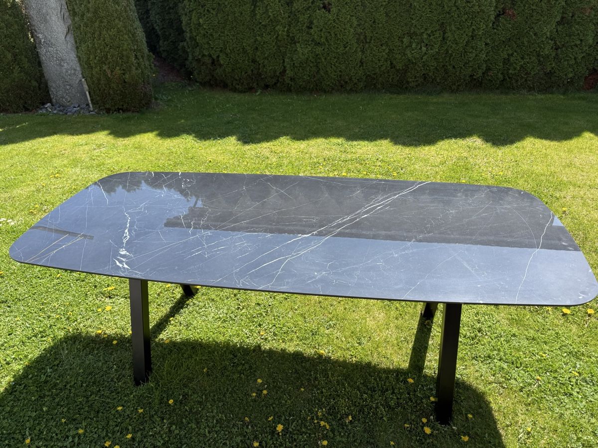 Tables: schwarzer Marmortisch – D'occasion à Kefikon TG par drilonmulaj 1