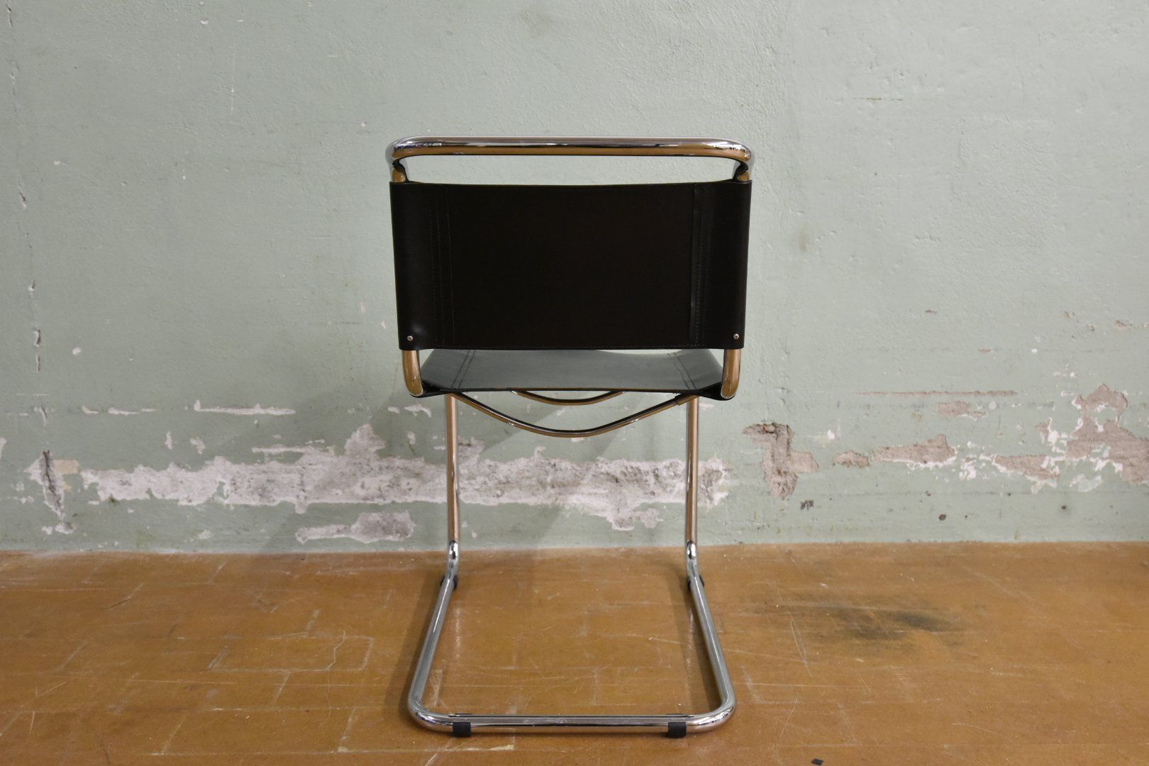 Sedie: Freischwinger Stuhl aus Leder – Usato da Lichtensteig venduto da Usedinstorecom 1