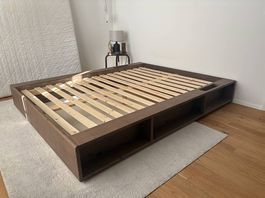  Massives Holzbett 140 × 200 cm mit praktischem Stauraum 