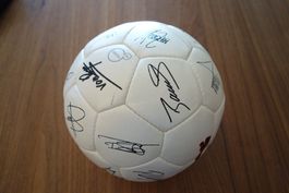 Fussball mit Unterschriften von CH Nati