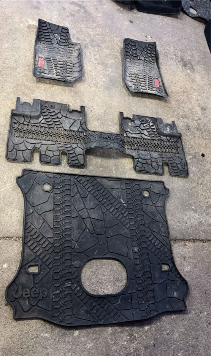 Jeep Tappeti & Tappetini: Moquette+tappetini Jeep Wrangler JKU – Usato da Brè sopra Lugano venduto da micheleschmid 4
