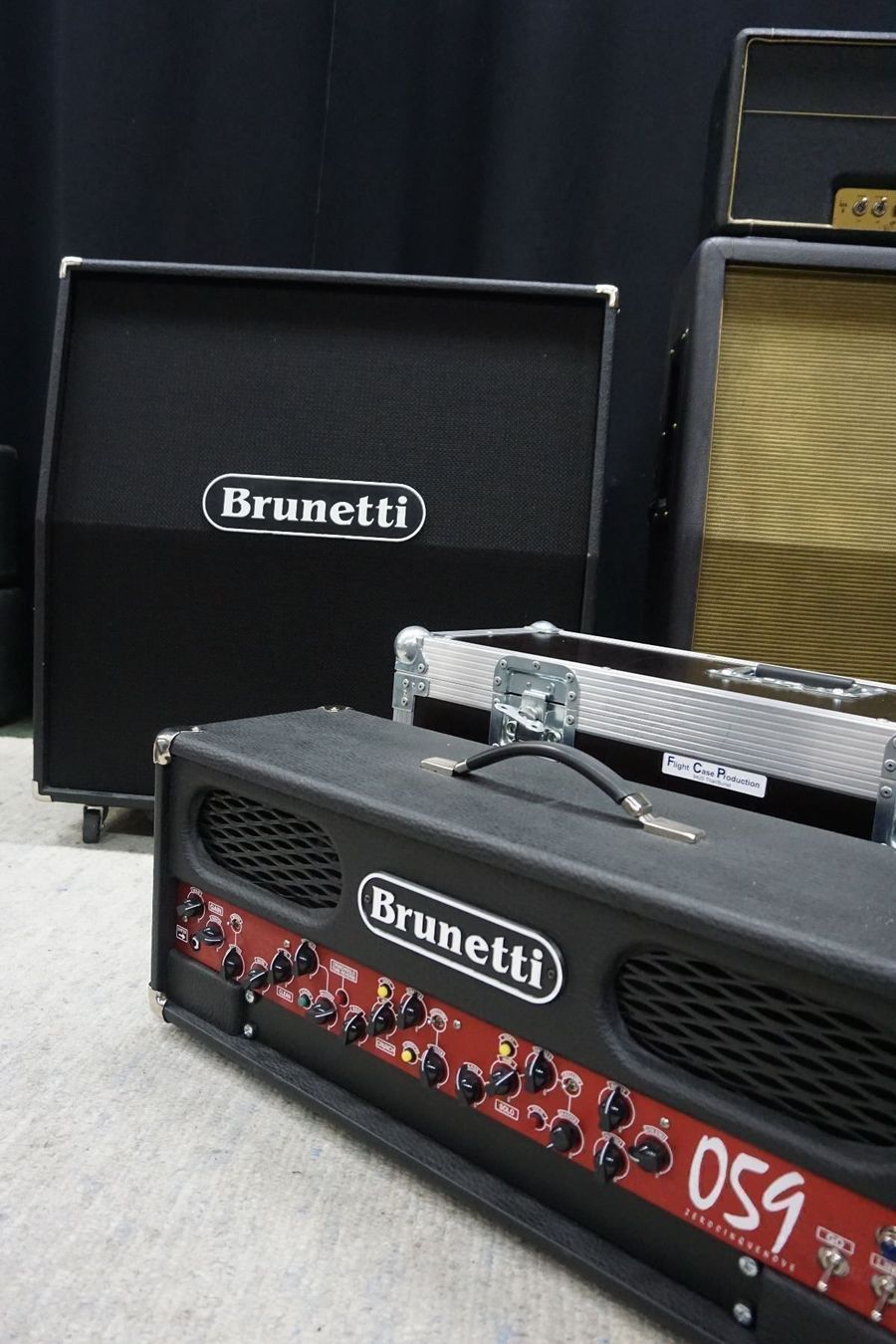 Strumenti musicali: Brunetti 059 Top 3.ch & 4x12" XL Cabinet – Usato da Ortschwaben venduto da Musictrade 9