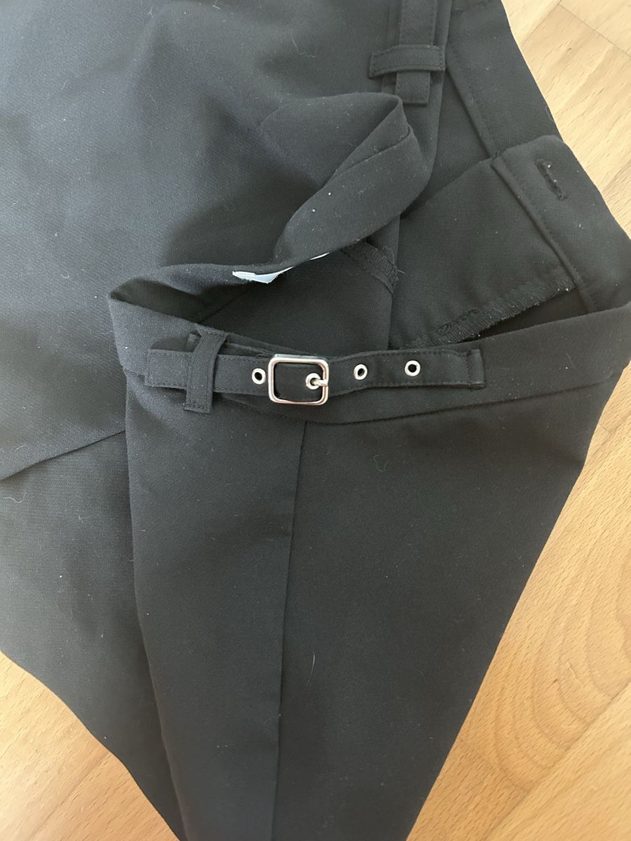 Pull&Bear Pantaloni: Schwarze Shorts mit Gürtel – Nuovo (secondo la descrizione) da Aesch BL venduto da noe_xz5r 2