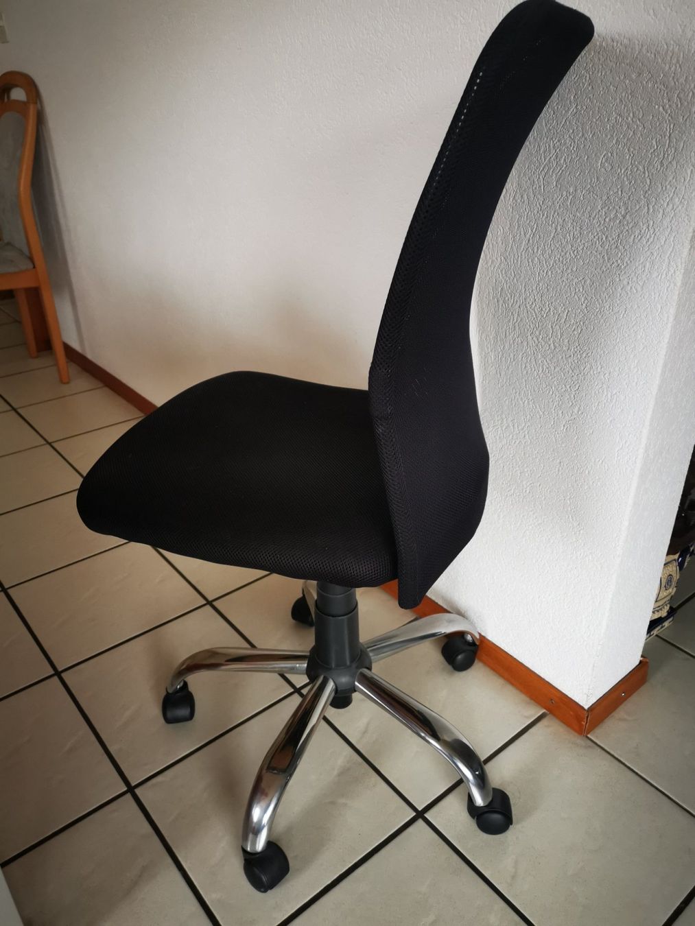 Sedie: Chaise de bureau ergonomique noire – Usato da Courtepin venduto da mara_1808