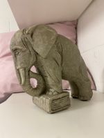 Elefantenfigur mit Buch