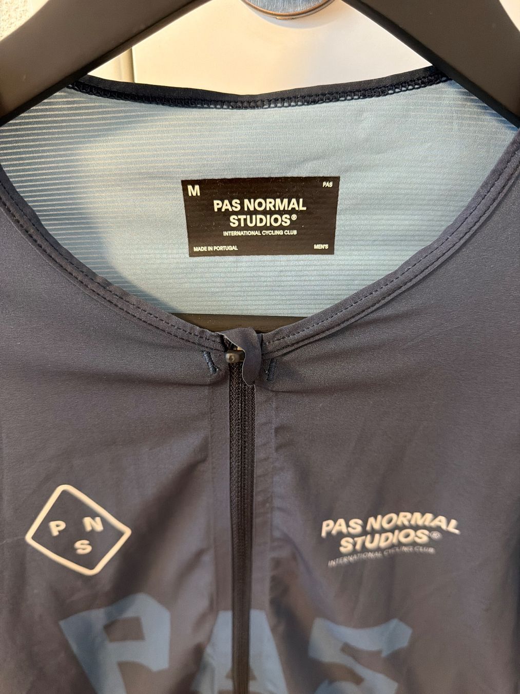 Pas Normal Studios Leibchen & Hosen: Pas Normal Studios Jersey Grösse M - Top Zustand! – Gebraucht aus St. Gallen von Janeli. 1