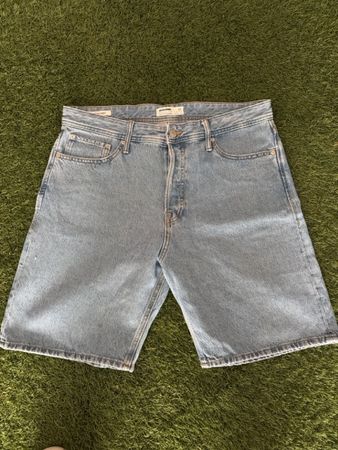 Short en jean Jack&Jones, taille L - parfait pour l'été!