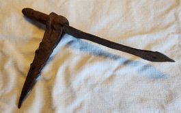 Antiker Laschenkloben handgeschmiedet – Türband / Mauerhaken