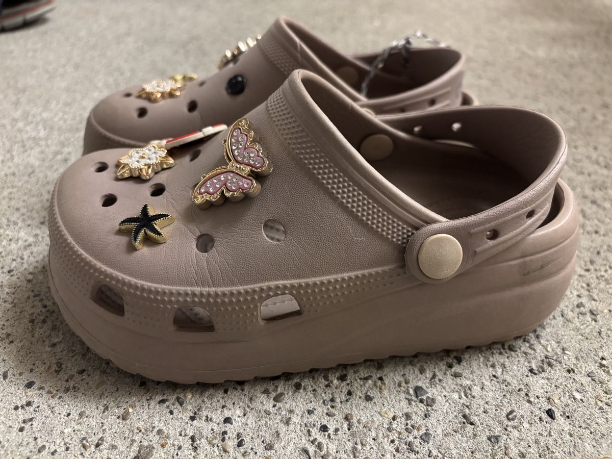 Crocs Schuhe für Mädchen: Crocs mit Jibbitz, Grösse 31 – Gebraucht aus Büren an der Aare von Nikito2001