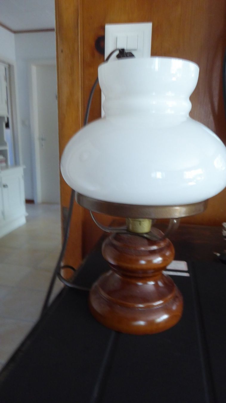 Lampen: Sehr schöne Tischlampe Holz Glas – Gebraucht aus Sargans von Benziner 1