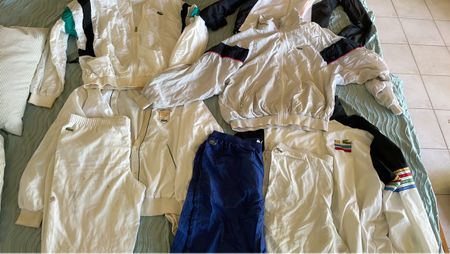 Lot de vetements Lacoste blancs et bleus