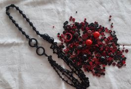 Lot de collier + perles en vrac en bois rouge et noir