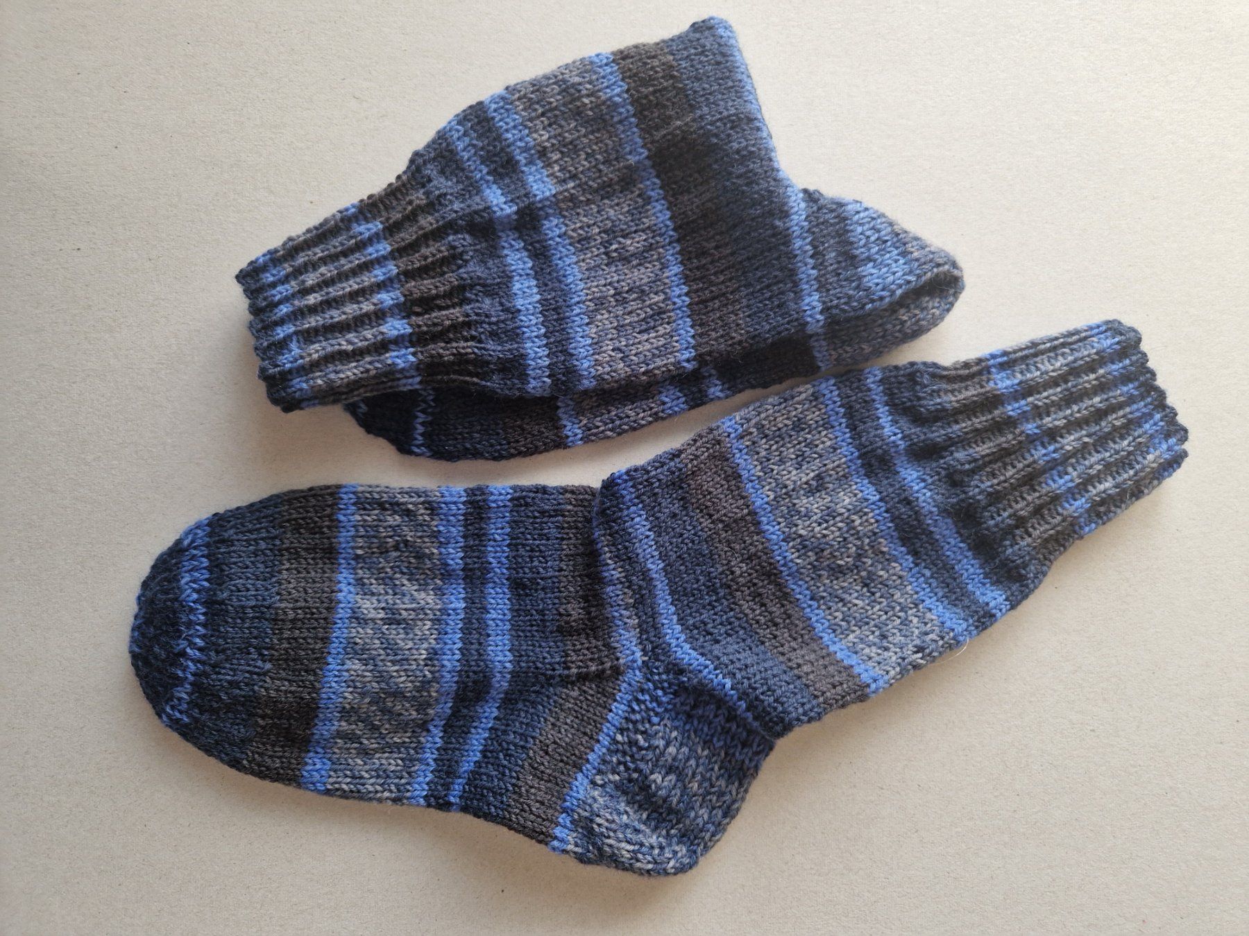 Calze: handgestrickte Socken Gr. 43, blau-braun gestreift – Nuovo (secondo la descrizione) da Ursenbach venduto da gruenblau