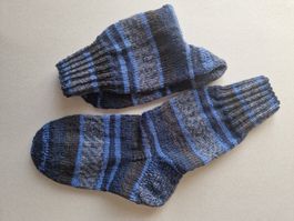 handgestrickte Socken Gr. 43, blau-braun gestreift