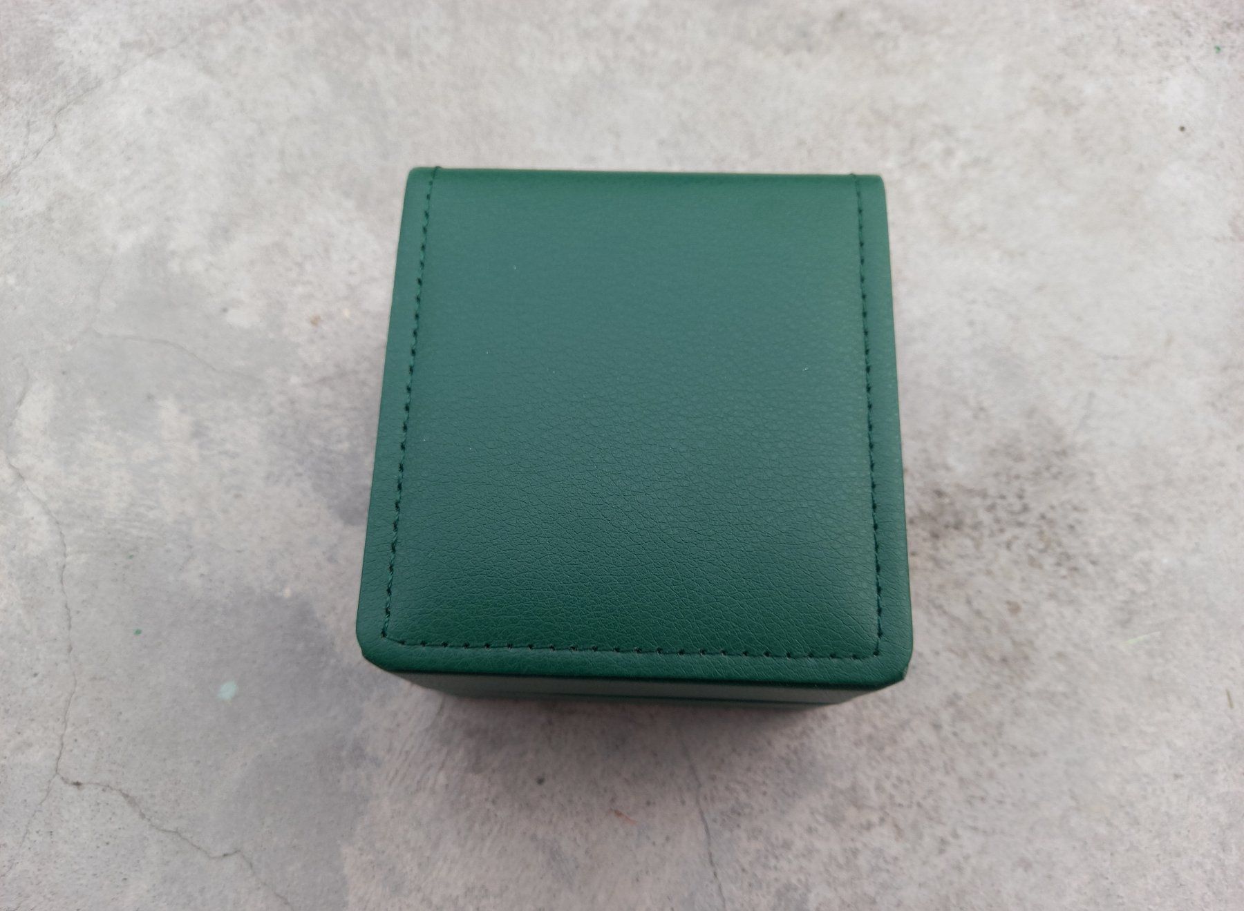 Uhrenboxen: 5x Dunkelgrüne Uhrenbox aus PU-Leder Boîte à montre verte – Neu und originalverpackt aus Lausanne von WATCH-WORLD 3