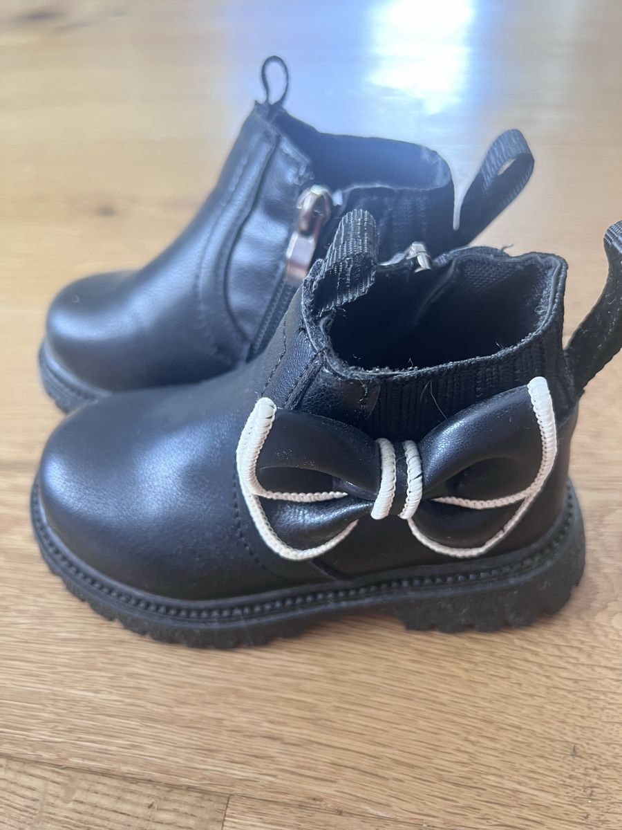 Scarpe per ragazzi: Kinder Stiefel schwarz Grösse 23 mit Schleife – Usato da Breitenbach venduto da Saskia.Betschart 1
