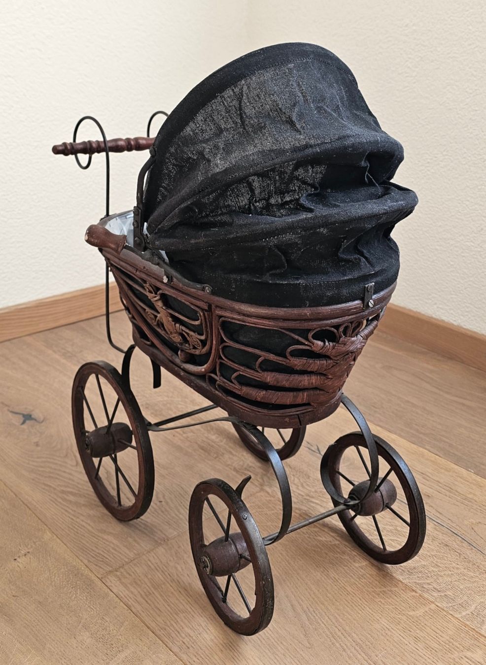 Carrozzine per bambole: Kinderwagen / Puppenwagen antik – Usato da Walenstadt venduto da pedroju-1 2