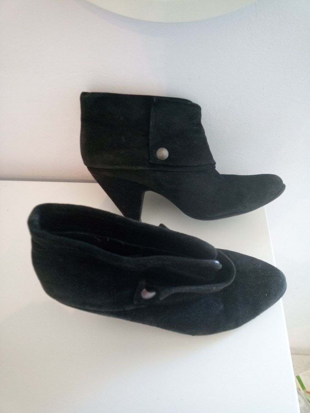 Scarpe da donna: Schwarze Wildleder Stiefeletten, Gr. 36 – Usato da Volketswil venduto da Car1 1