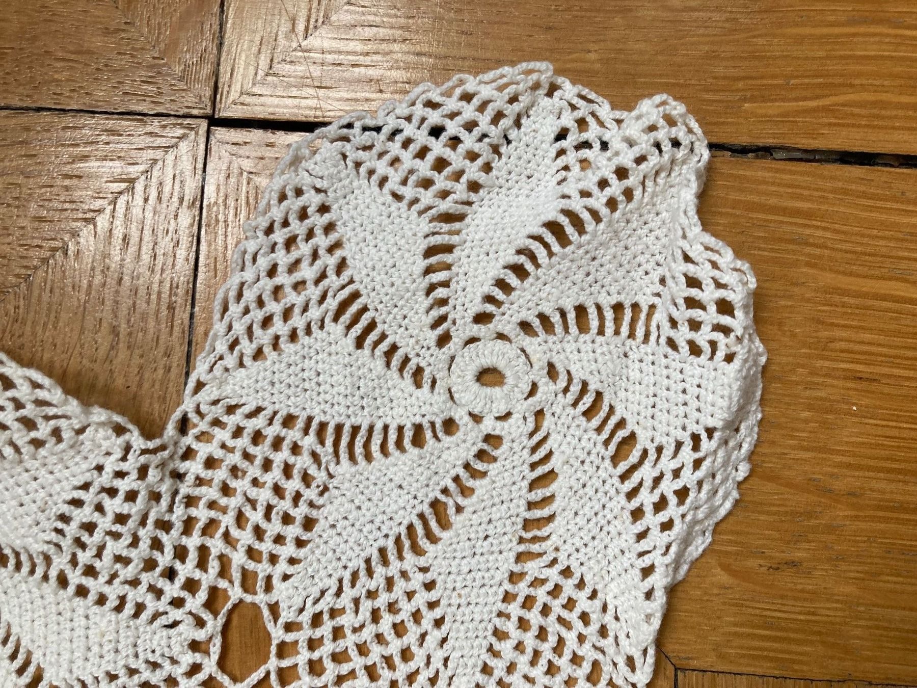 Tutte le decorazioni: WUNDERSCHÖNE, EDLE HÄCKEL TISCHDECKE, FILIGRANE HANDARBEIT – Usato da Zürich venduto da kostbares 3