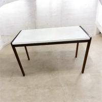Ttisch mit schwarzem Gestell