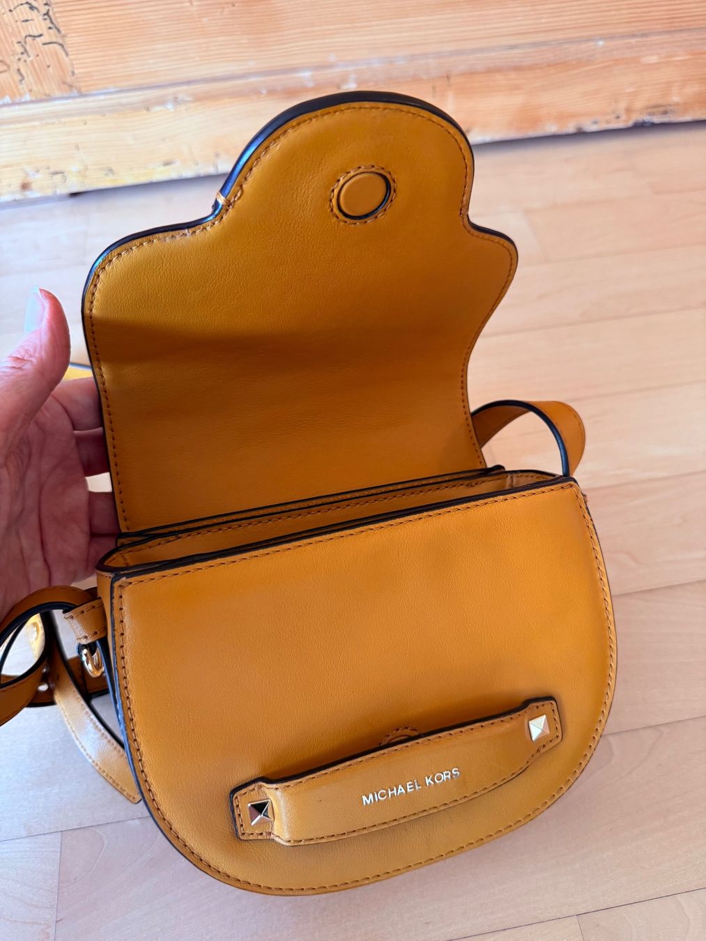 Michael Kors Taschen für Damen: Michael Kors Umhängetasche Ockergelb – Gebraucht aus Uster von Schangnau87 8