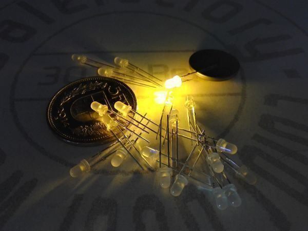 Componenti elettronici: LED diffus 3mm, 20 Stück warmweiss – Nuovo (secondo la descrizione) da Luzern venduto da Salefactory