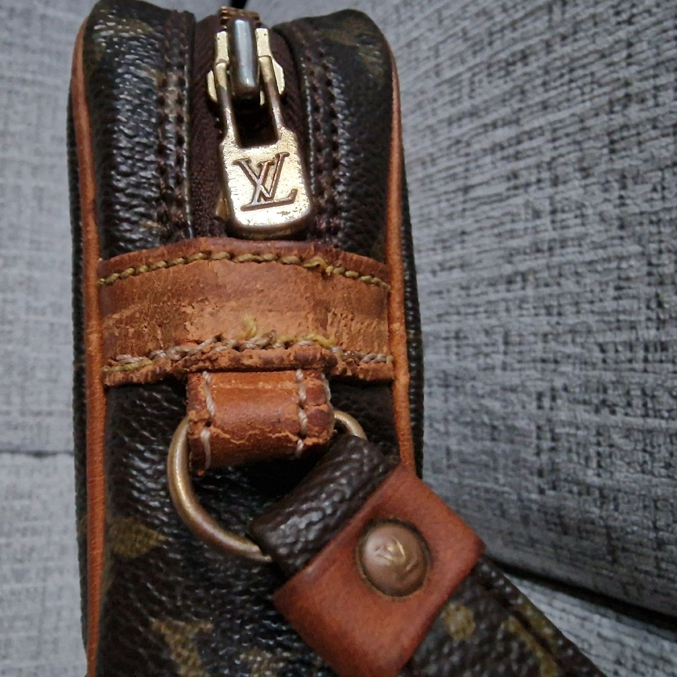 Louis Vuitton Taschen: Louis Vuitton Pochette Monogram Dragonne + Zertifikat – Gebraucht aus Effretikon von 84CK 9