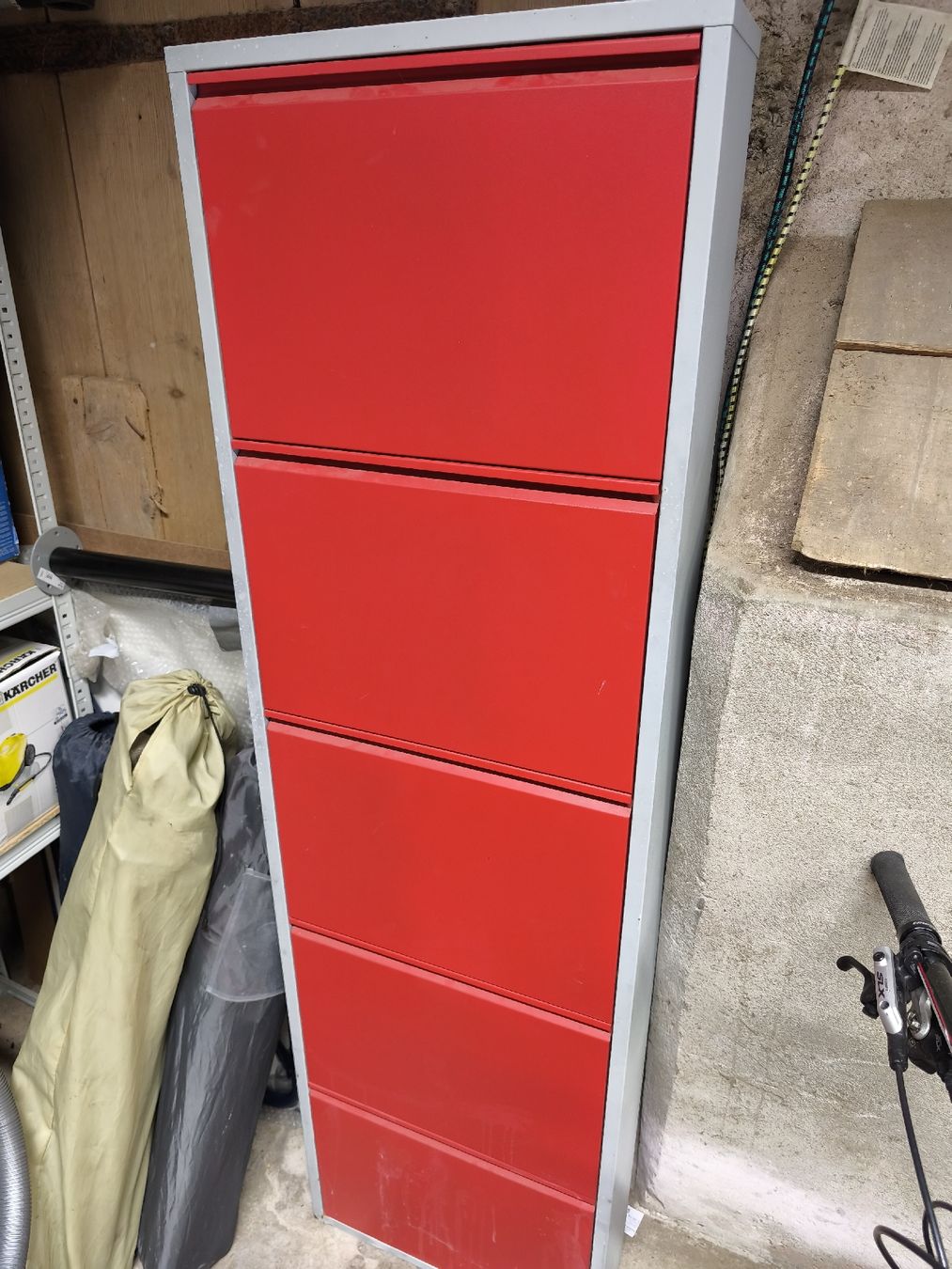 Armadi: Schuhschrank 5 Fächer rot Metall – Usato da Biezwil venduto da Nightfly01