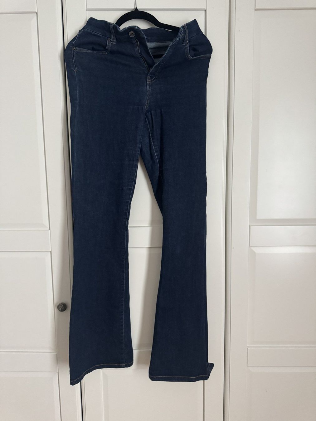Massimo Dutti Jeans: Massimo Dutti Flared Jeans dunkelblau, Gr. 27 – Gebraucht aus Zürich von flo_8yph