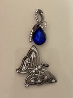 Lot de 2 pendentifs fantaisie (Papillon style celtique et Go